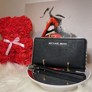 Michael Kors Pre-loved Black Long Zip-Closure Wallet. FREE when you bundle!!